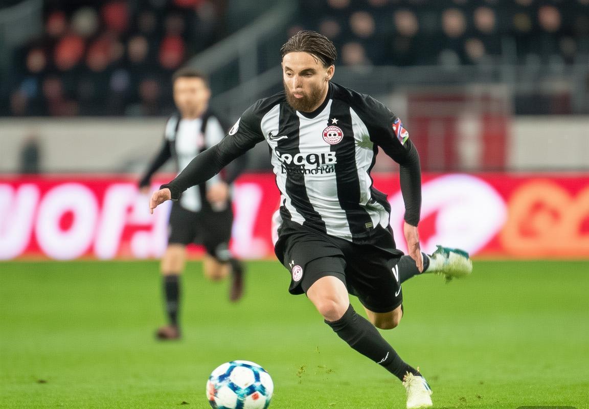 夏季转会窗口动态：利物浦全力推进萨拉赫续约，法兰克福瞄准德乙射手王